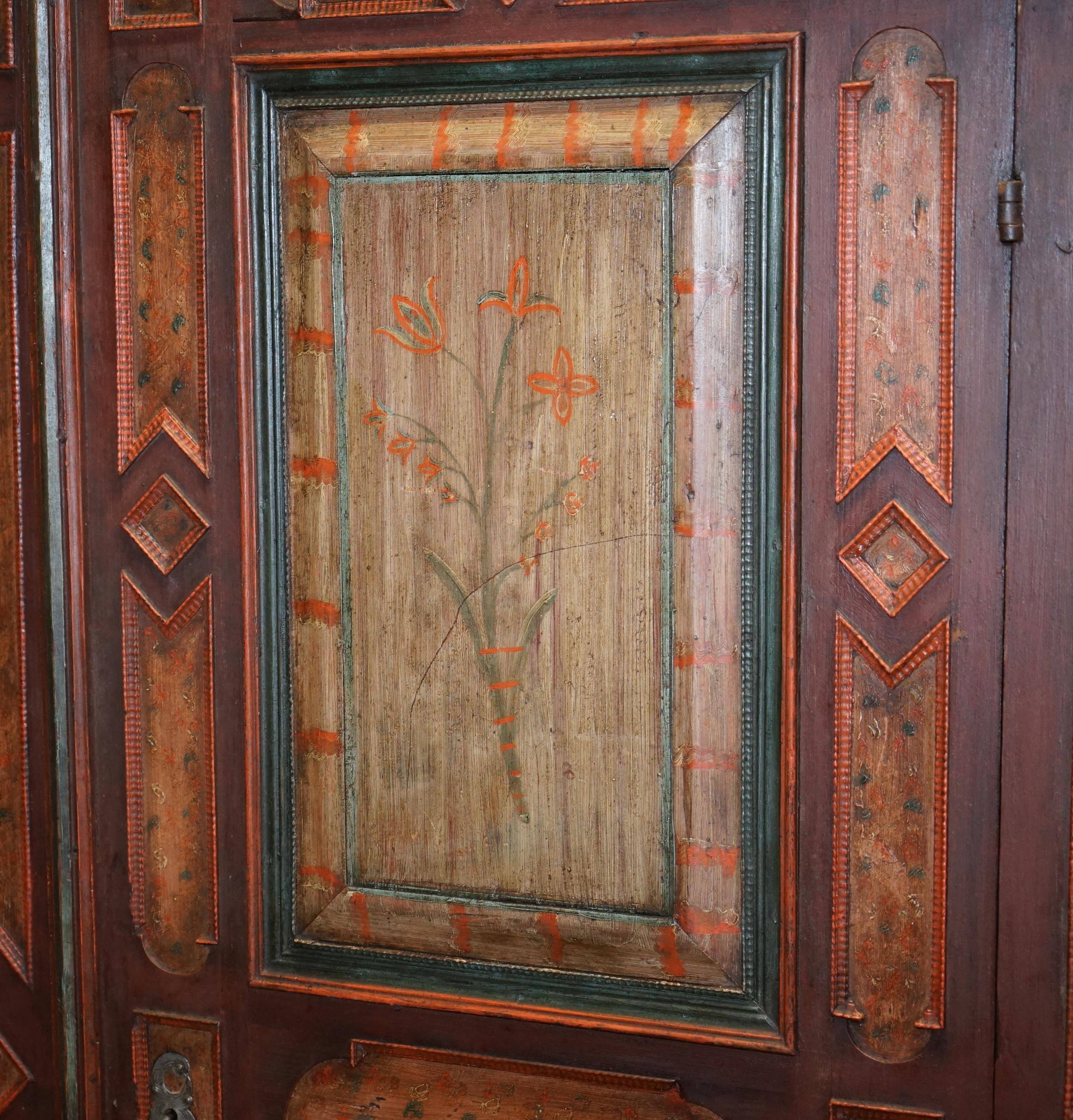 Hand-painted armoire Sublime from around 1800 in oak.