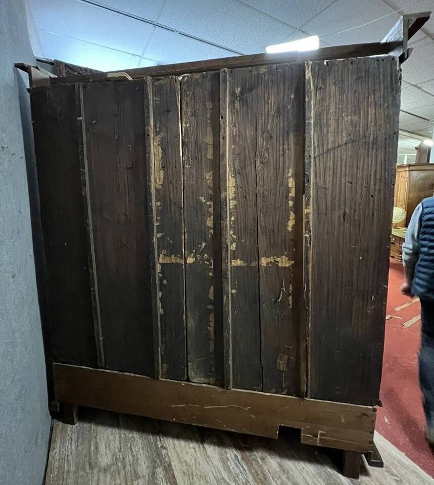 Armoire en bois mouluré et richement sculpté à décor de colonnes