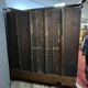 Armoire en bois mouluré et richement sculpté à décor de colonnes