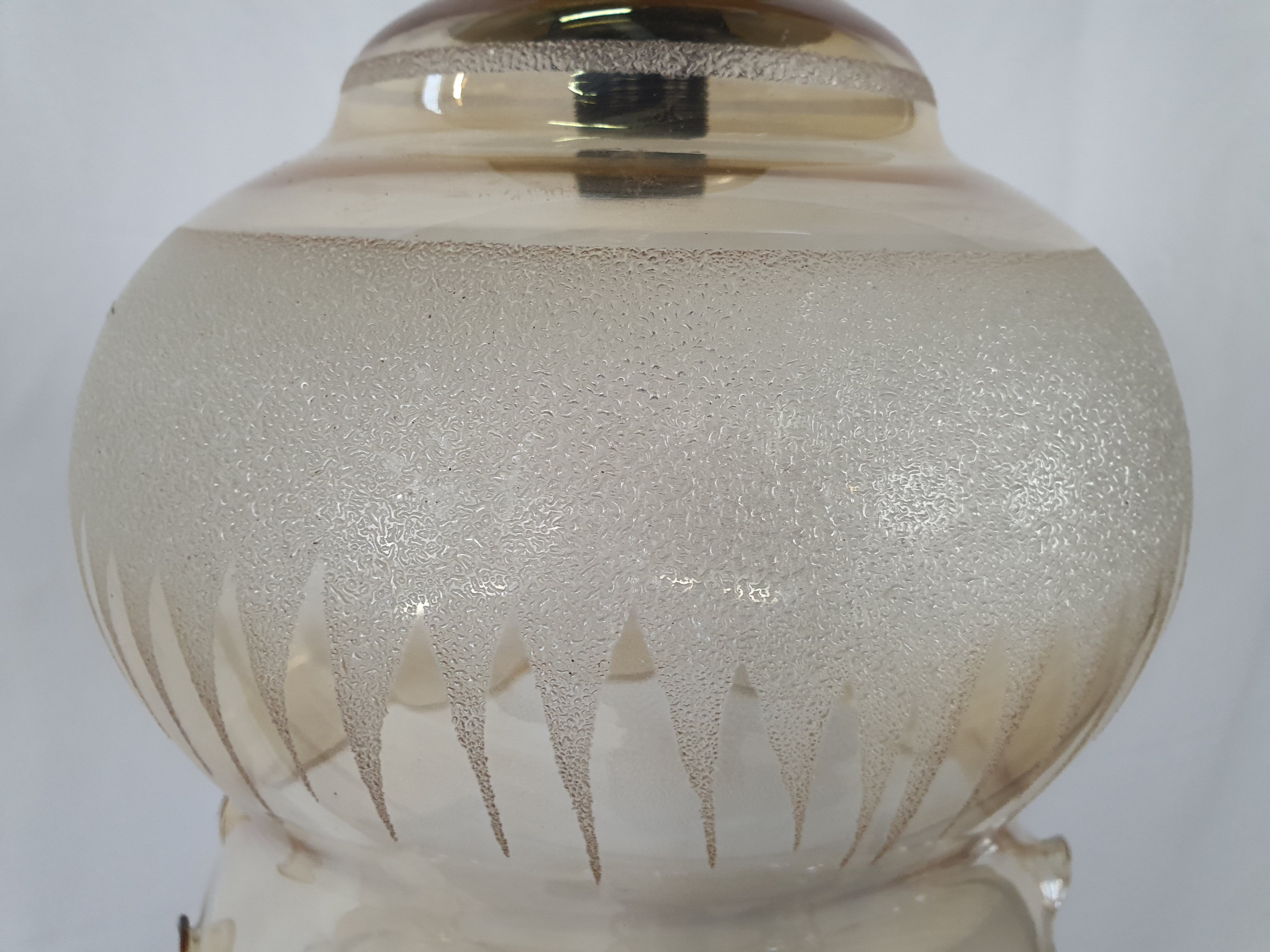 Lustre en verre travaillé et laiton