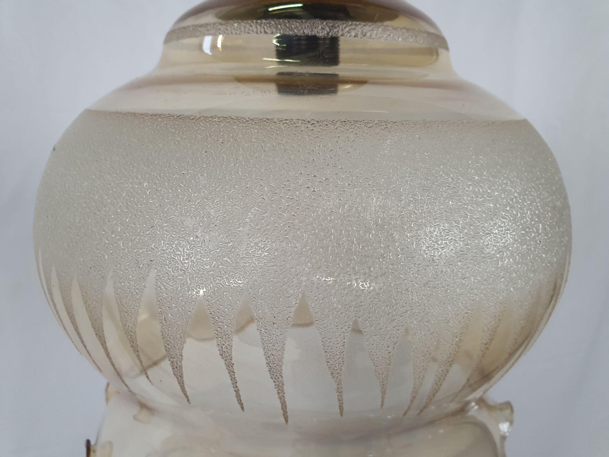 Lustre en verre travaillé et laiton