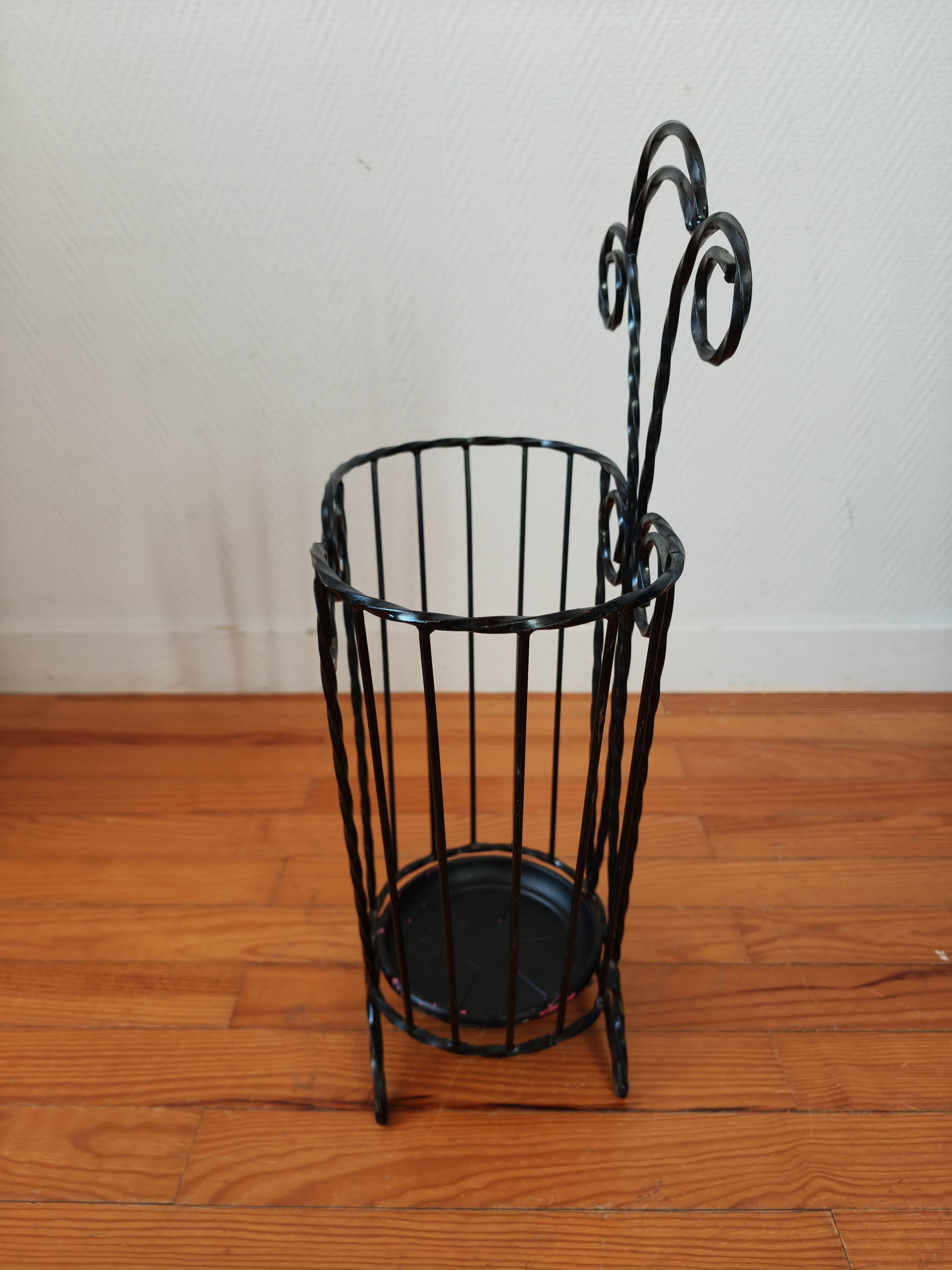 Porte-parapluie vintage en fer torsadé – années 60