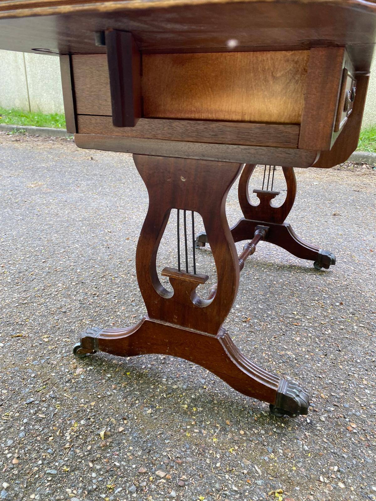 Victorian English extendable coffee table made of solid mahogany and leather.
