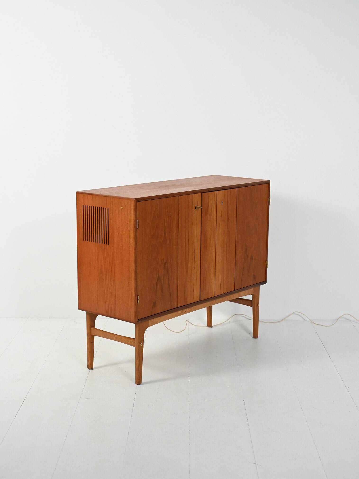 Meuble bar scandinave en teck des années 1950