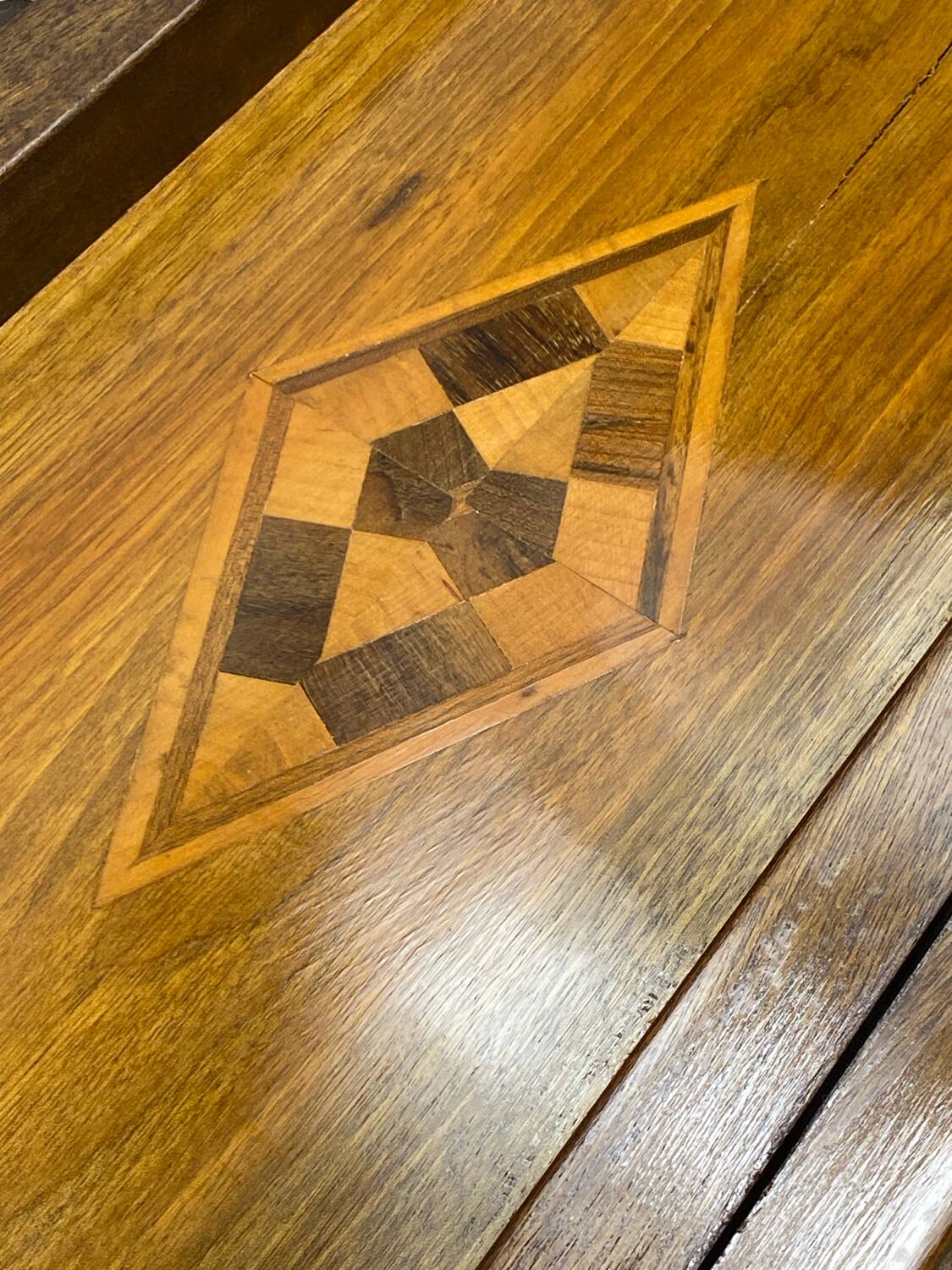 Chess and backgammon set in carved wood and marquetry