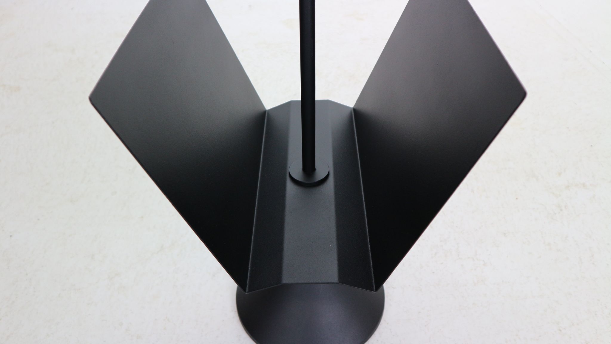 Porada Arredi Black Metal Minimalistic Magazinine Rack, 1980's, Italy