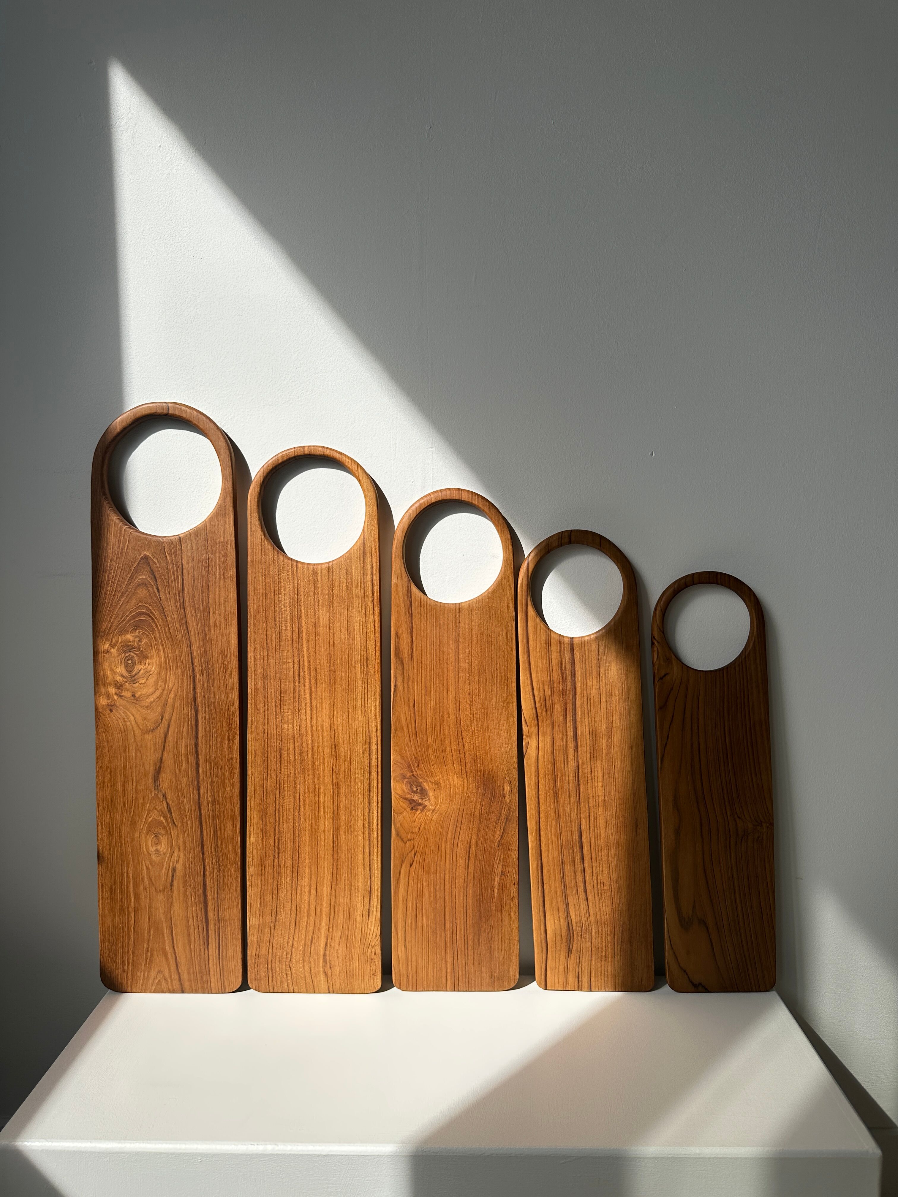 Cutting or presentation board of monoxyl teak with handle (T1)