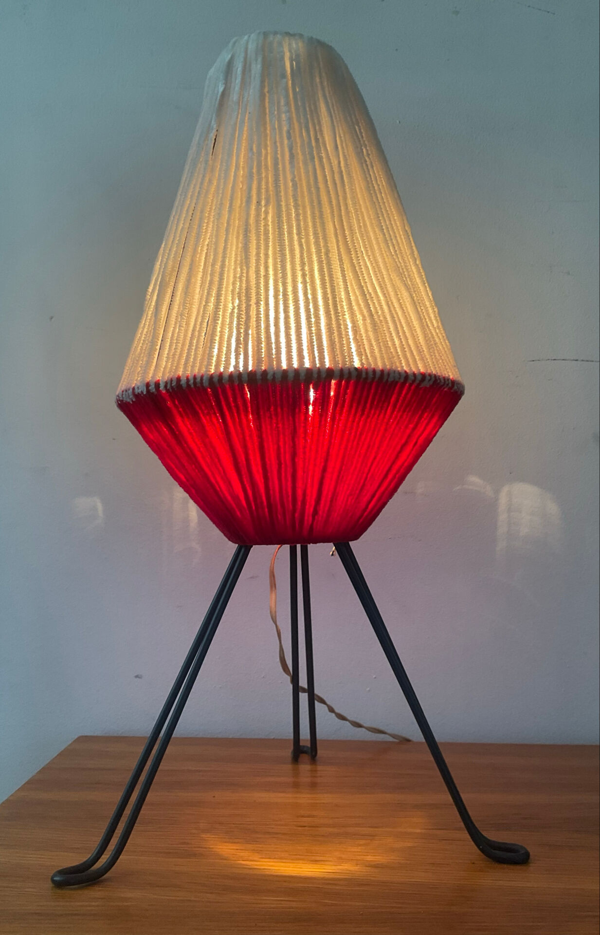 Lampe tripode en métal et laine années 50