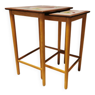 Tables gigognes en teck et hêtre avec carreaux abstraits, Brdr Wahlberg Danemark années 1950.