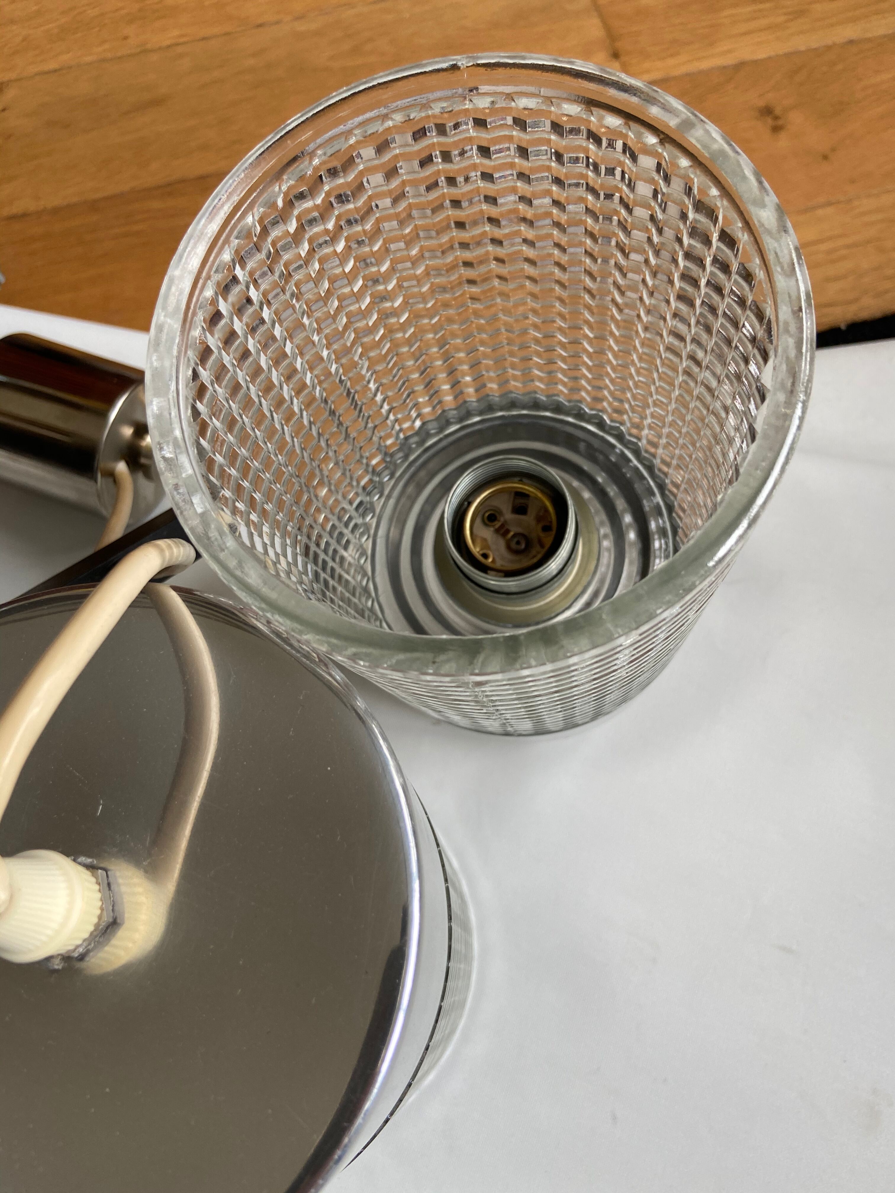 Hanging in chiseled glass and chrome metal