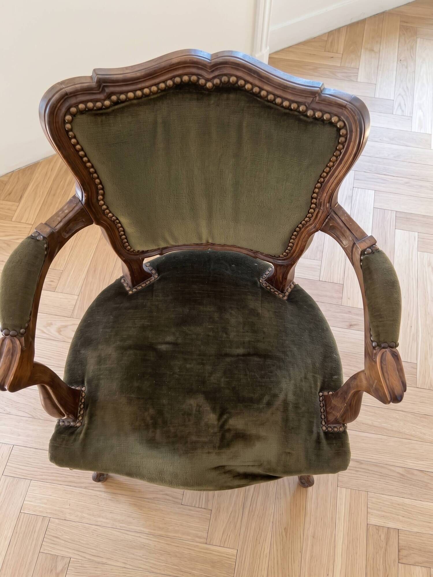 Louis XV cabriolet armchair in solid wood and green velvet
