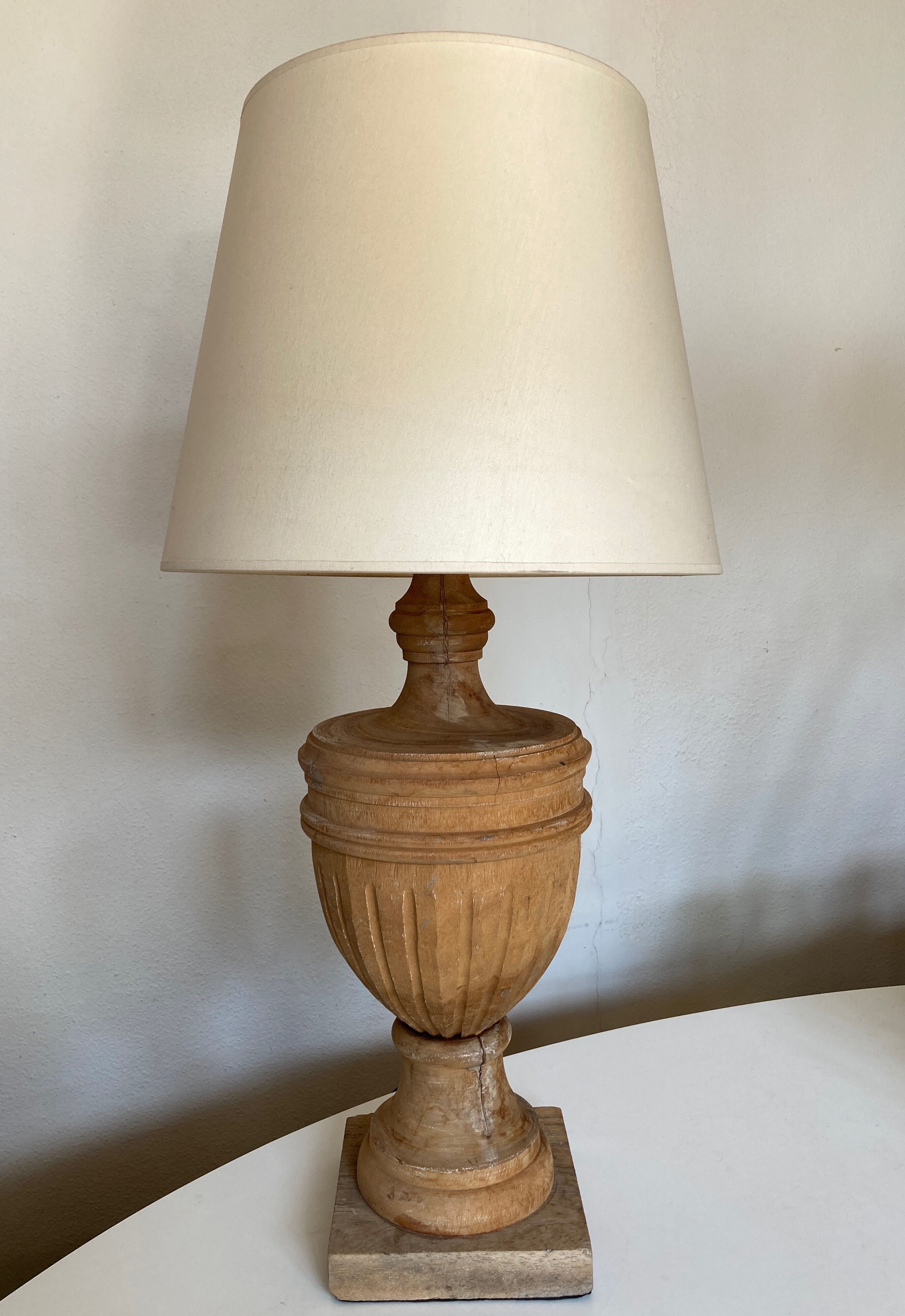 Classic neo-classic wooden baluster lamp in washed XL wood