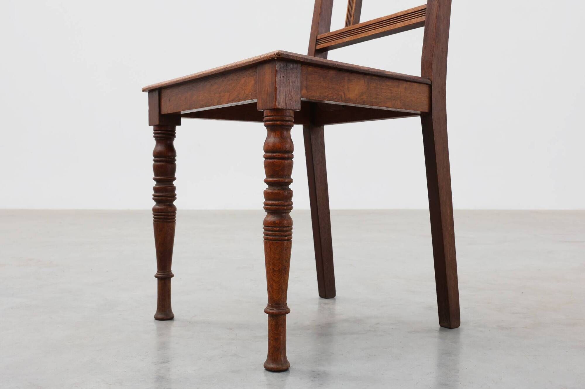 Art Deco oak side chair with carved rosette back and turned front legs, Bel