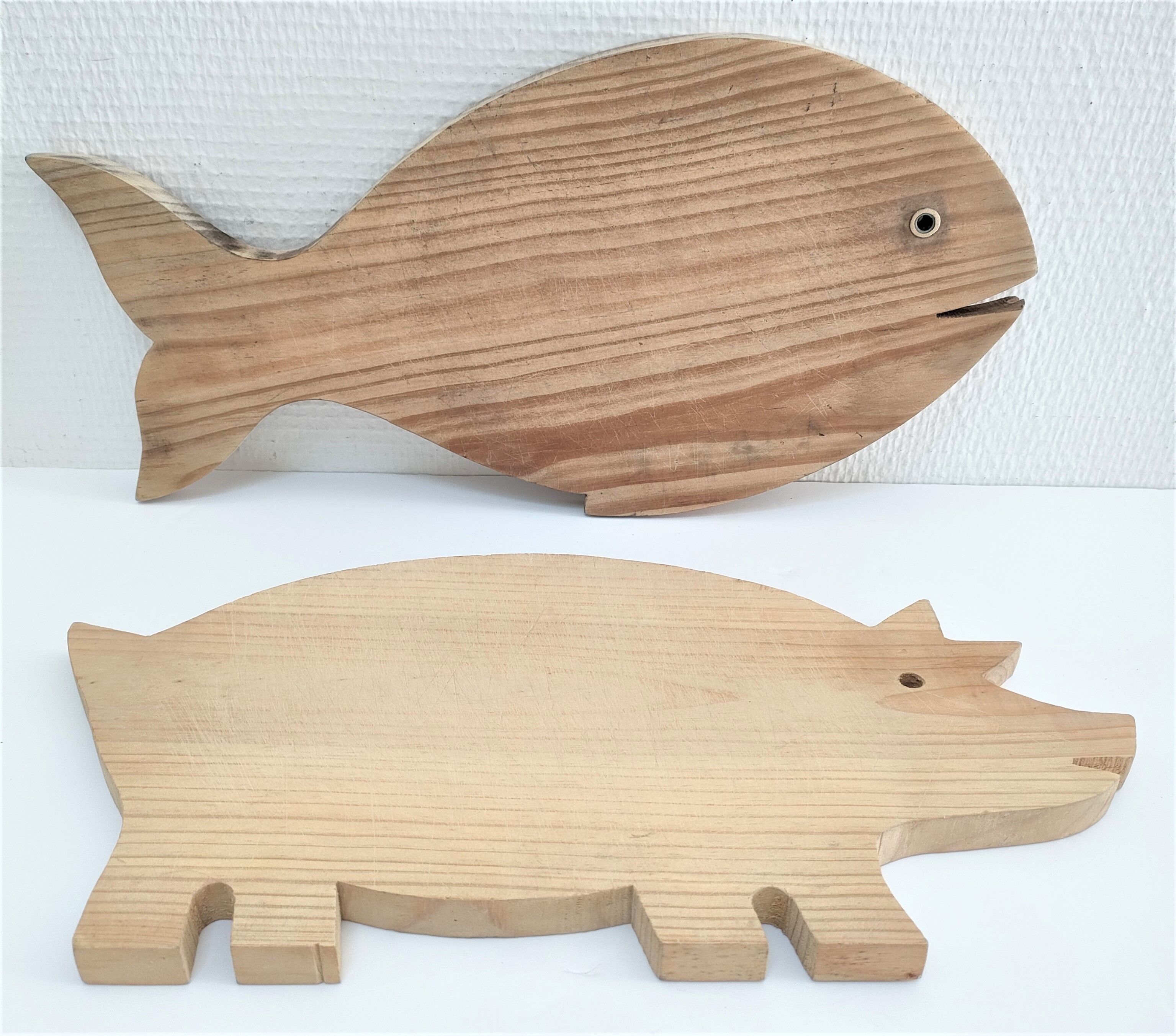 Deux planches à découper poisson cochon bois vintage