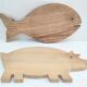 Deux planches à découper poisson cochon bois vintage