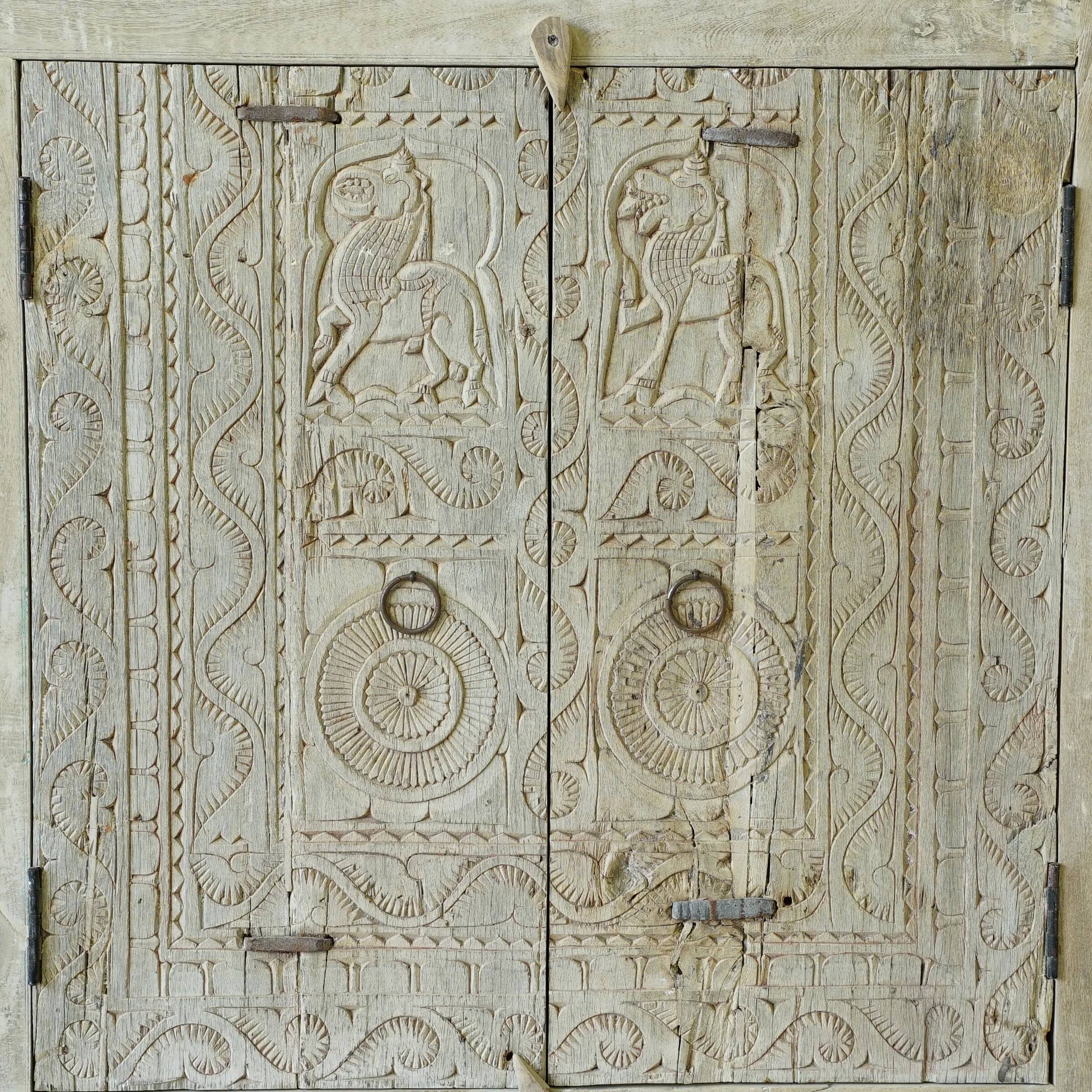 Niali - Carved Indian buffet