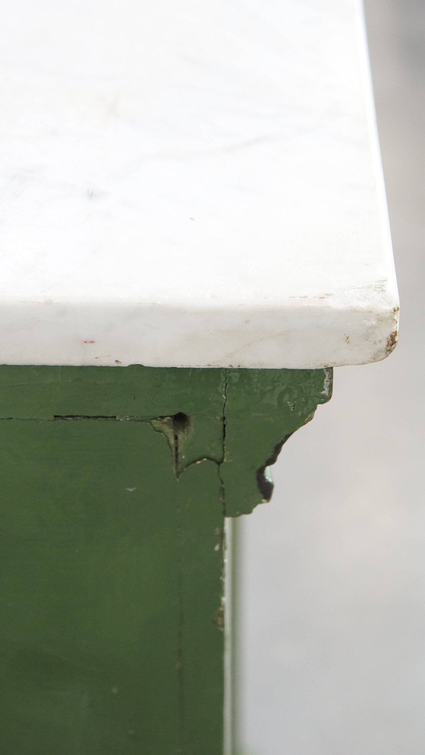 Buffet/comptoir/table d'appoint ancien unique, de couleur verte, datant de la fin du XIXe/début du XXe siècle, avec un plateau en marbre.