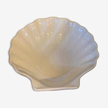 Shell-shaped ceramic dish