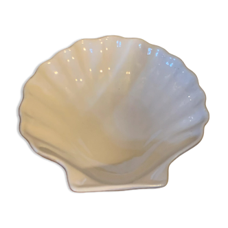 Shell-shaped ceramic dish