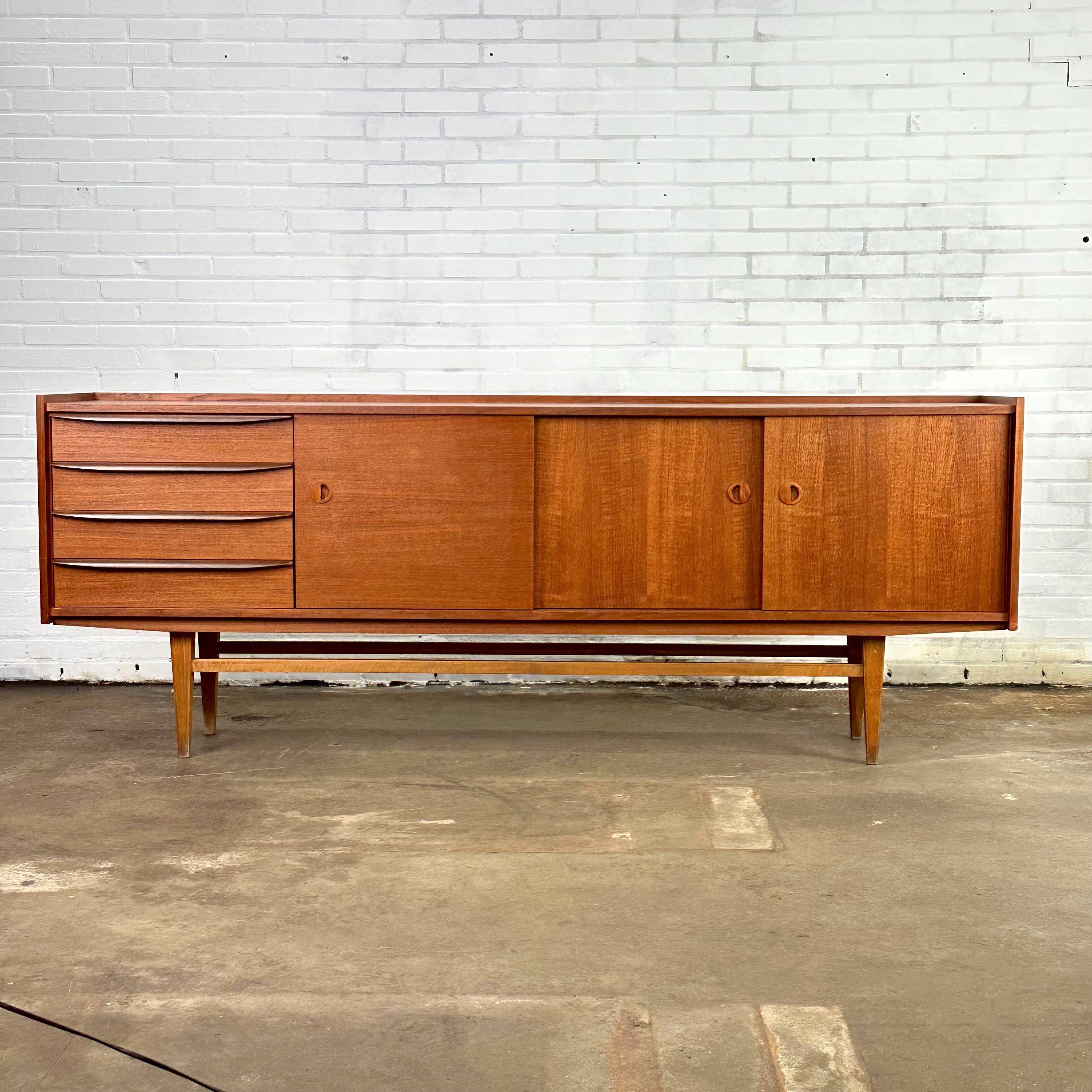 Buffet vintage du milieu du siècle