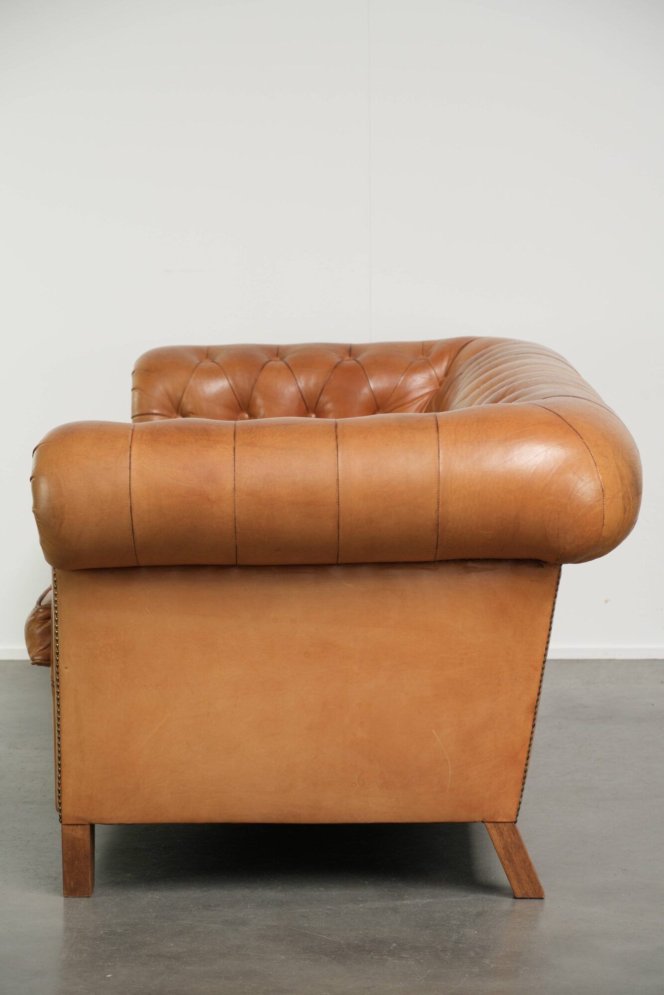 Sheepskin 2.5-seater Chesterfield sofa in a light cognac colour