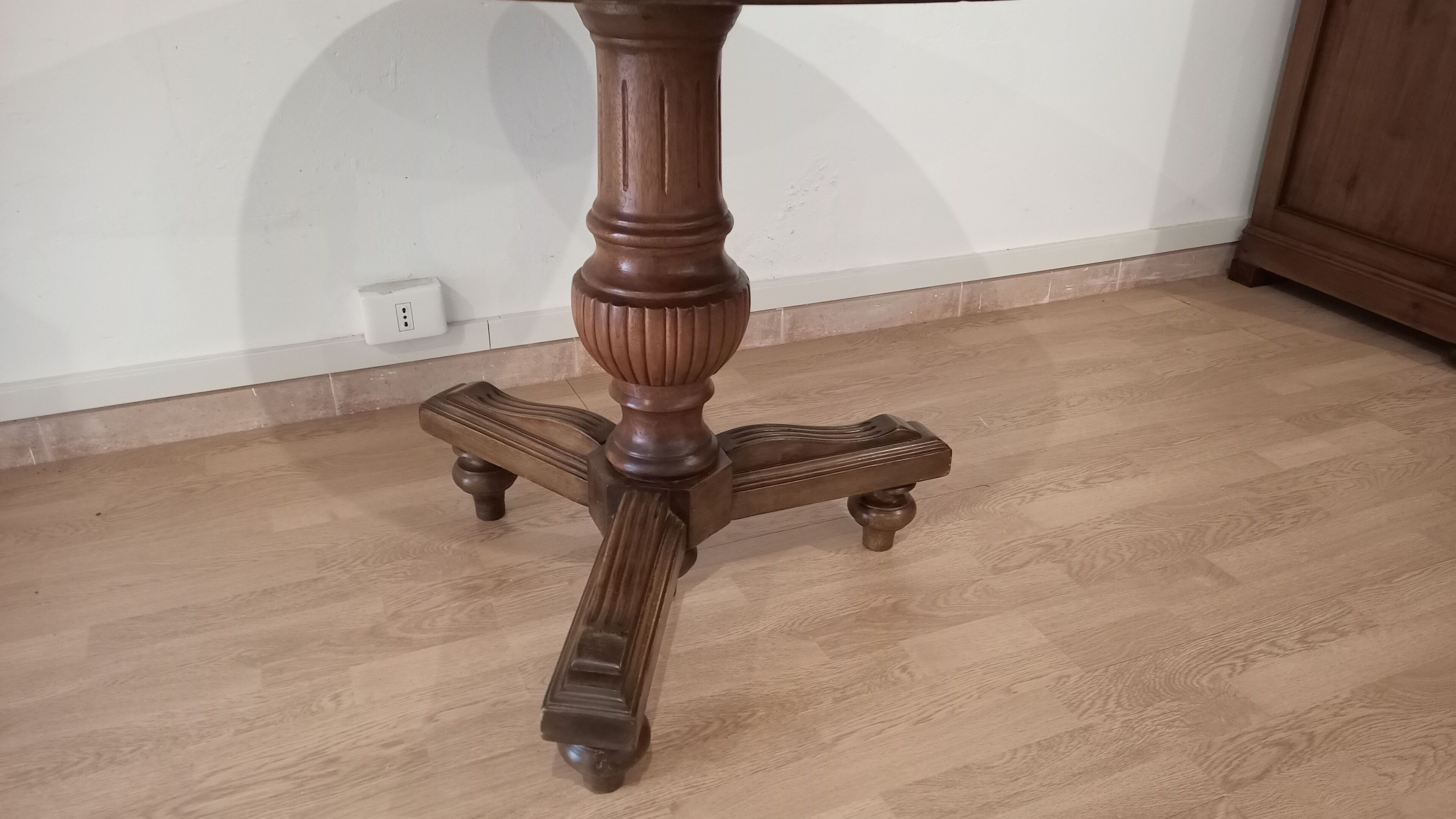 Table ronde en noyer XIXème