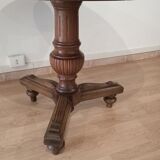 Table ronde en noyer XIXème