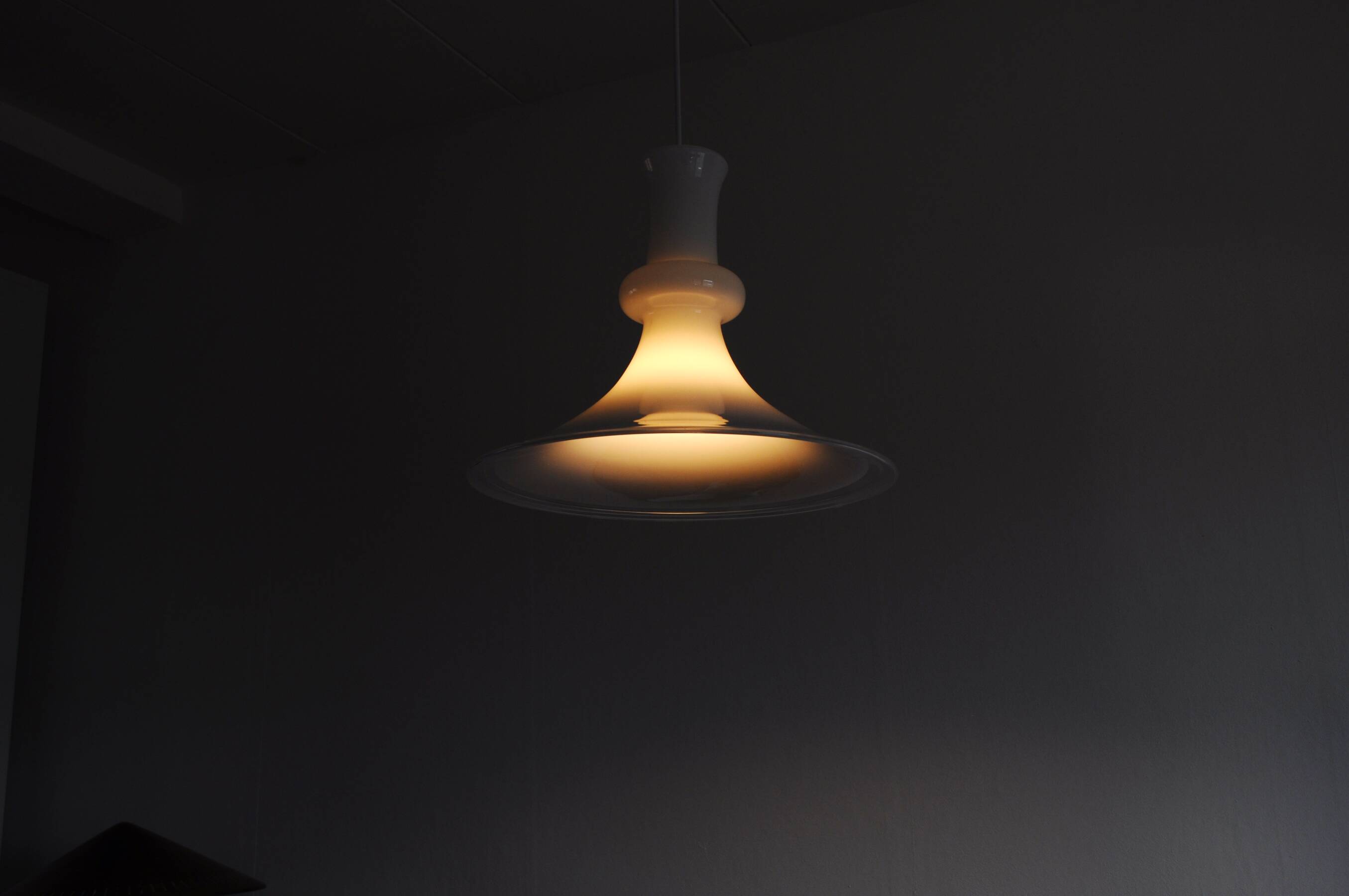 Suspension en verre opalin soufflé à la bouche blanche pour Holmegaard, Danemark, 1980s