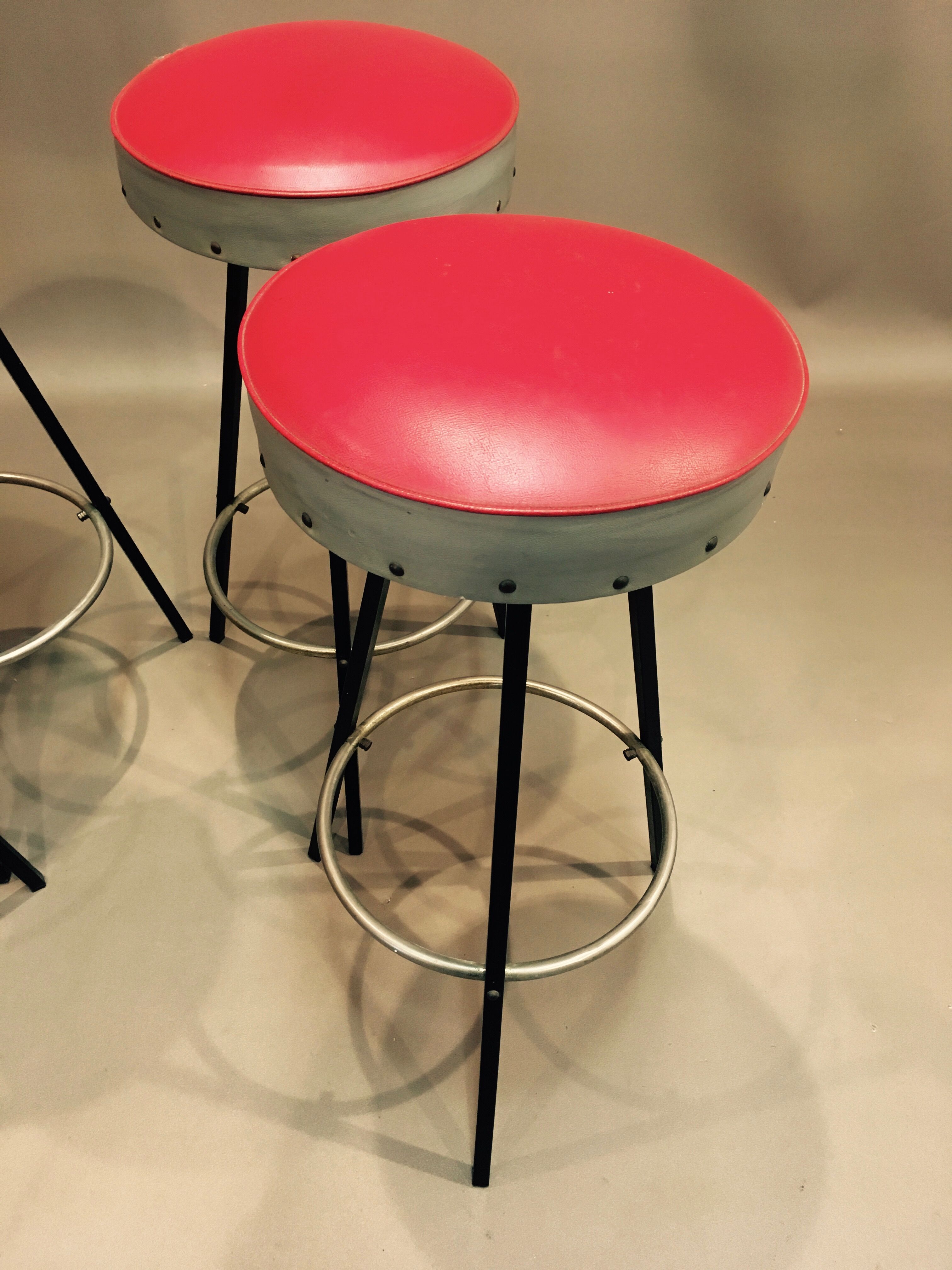 Suite of 4 stools "DESIGN 1950".
