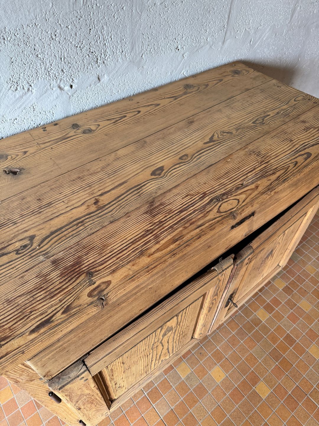 Antique sideboard with 2 doors
