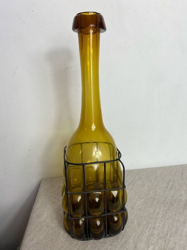 Carafe en verre enchâssée dans du fer forgé