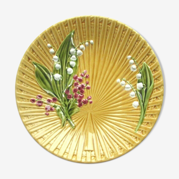 Plate in dabbling, muguet and myosotis on yellow palm leaf