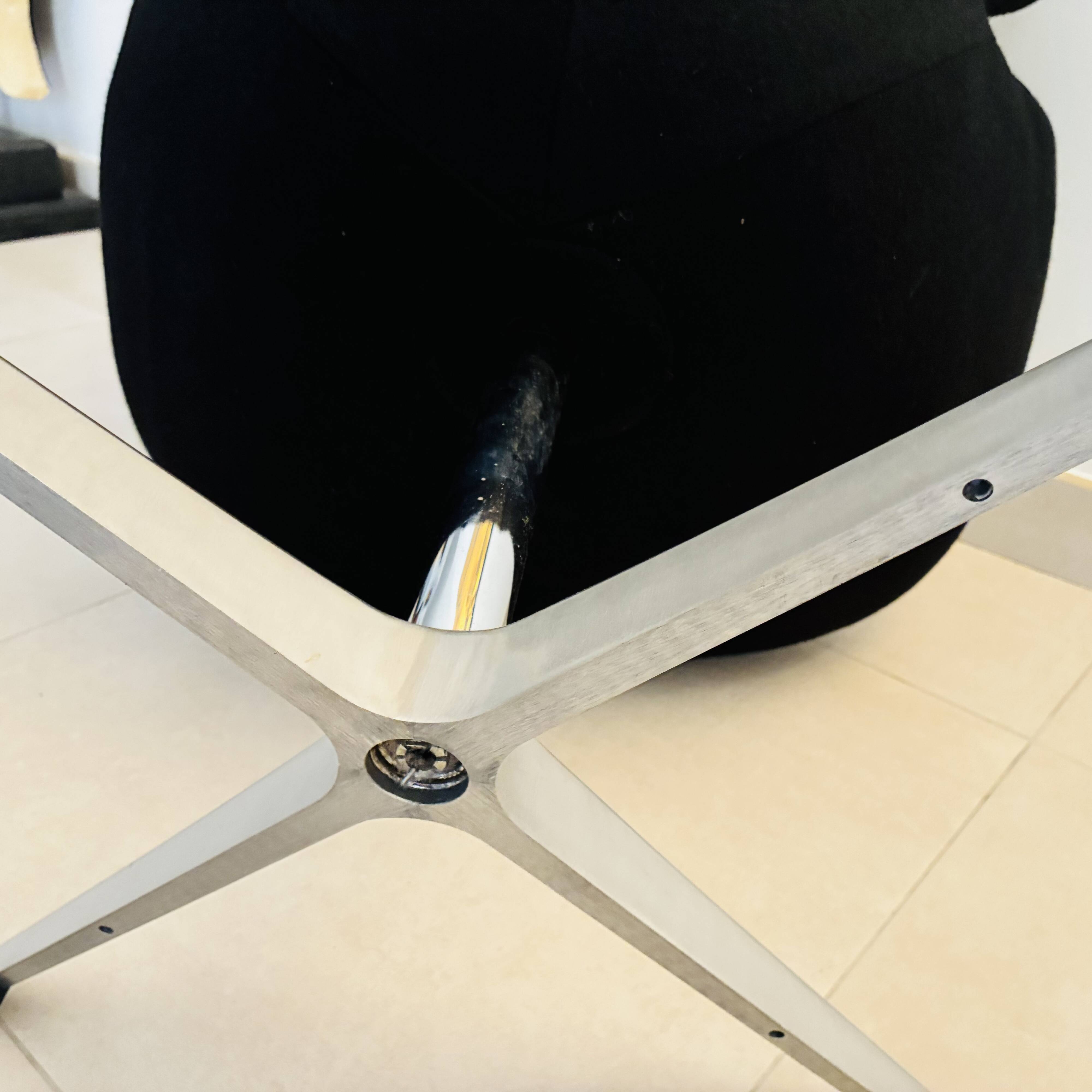 Fauteuil Pivotant Noir Style "Swan"
