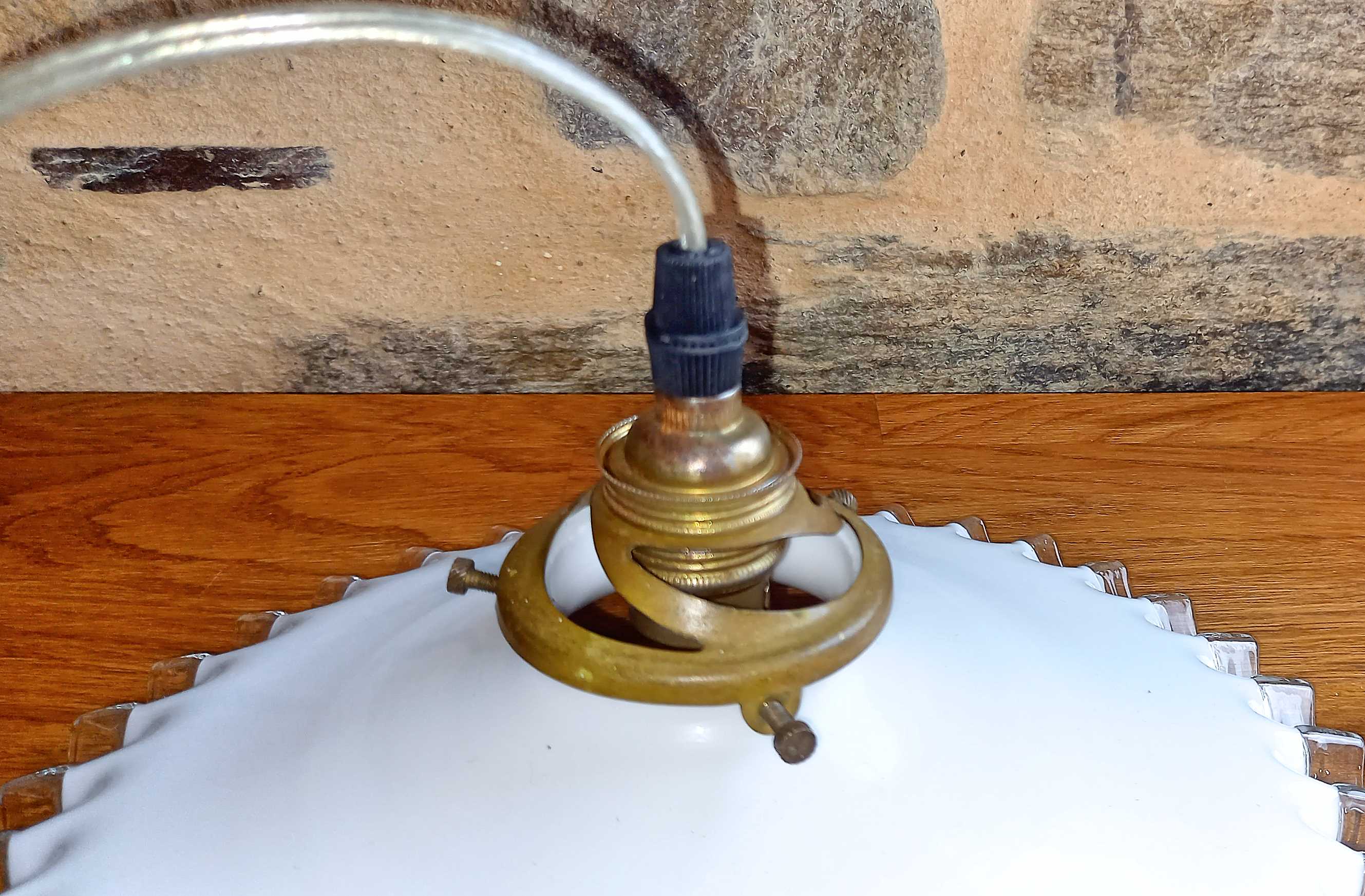 White opaline suspension toothed 26 cm diameter