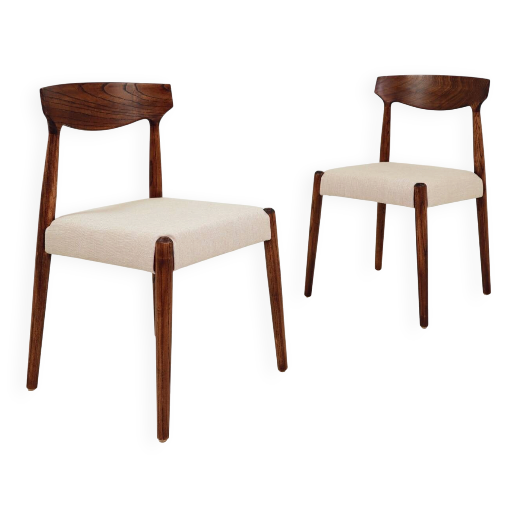 Set of two dining chairs in Scandinavian design.
