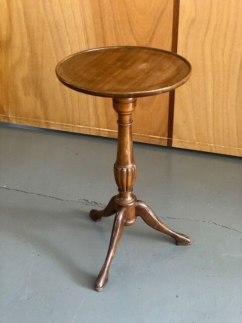 Tripod pedestal table in varnished waxed wood