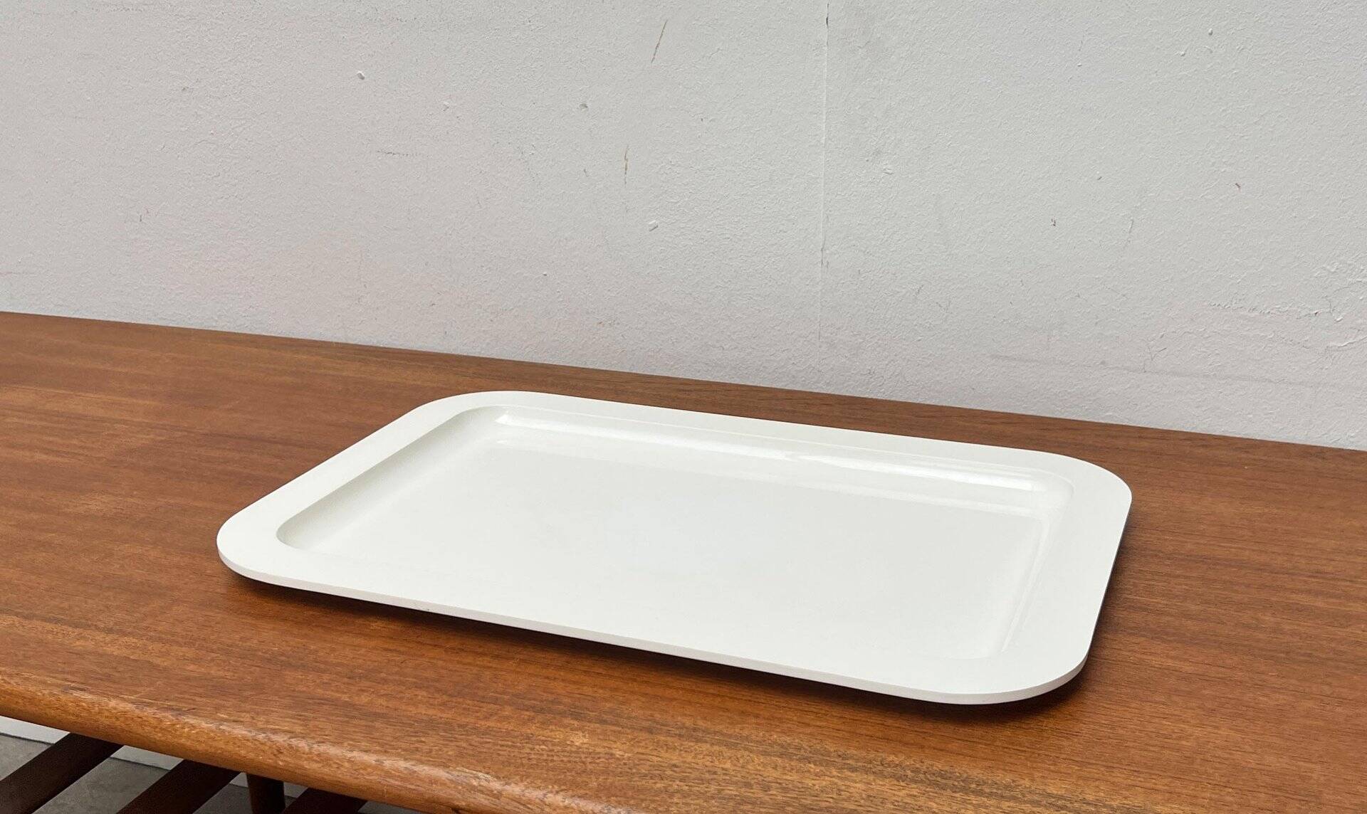 Postmodern Italian plastic plateau by Guzzini, 1980s.