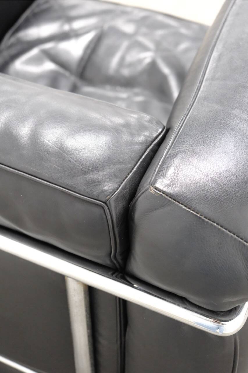 LC2 armchair in black leather – Design Le Corbusier, Pierre Jeanneret & Charlotte Perriand