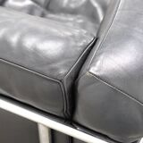 LC2 armchair in black leather – Design Le Corbusier, Pierre Jeanneret & Charlotte Perriand