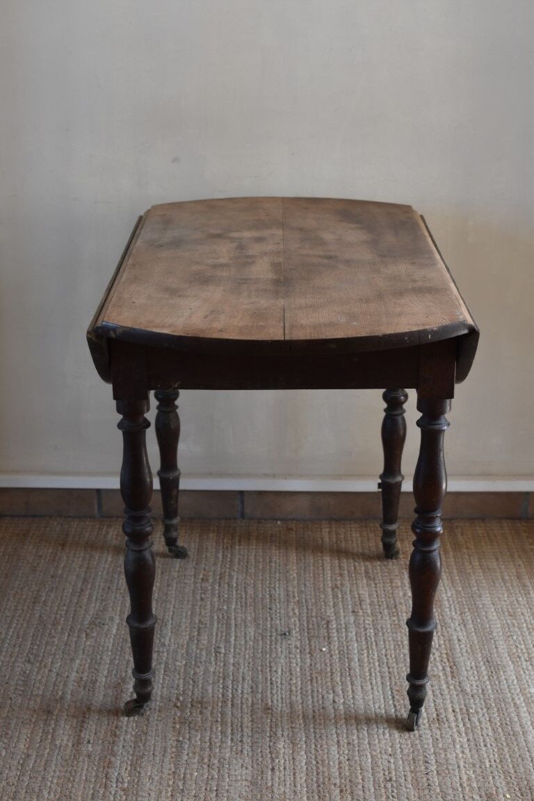 Louis philippe round table