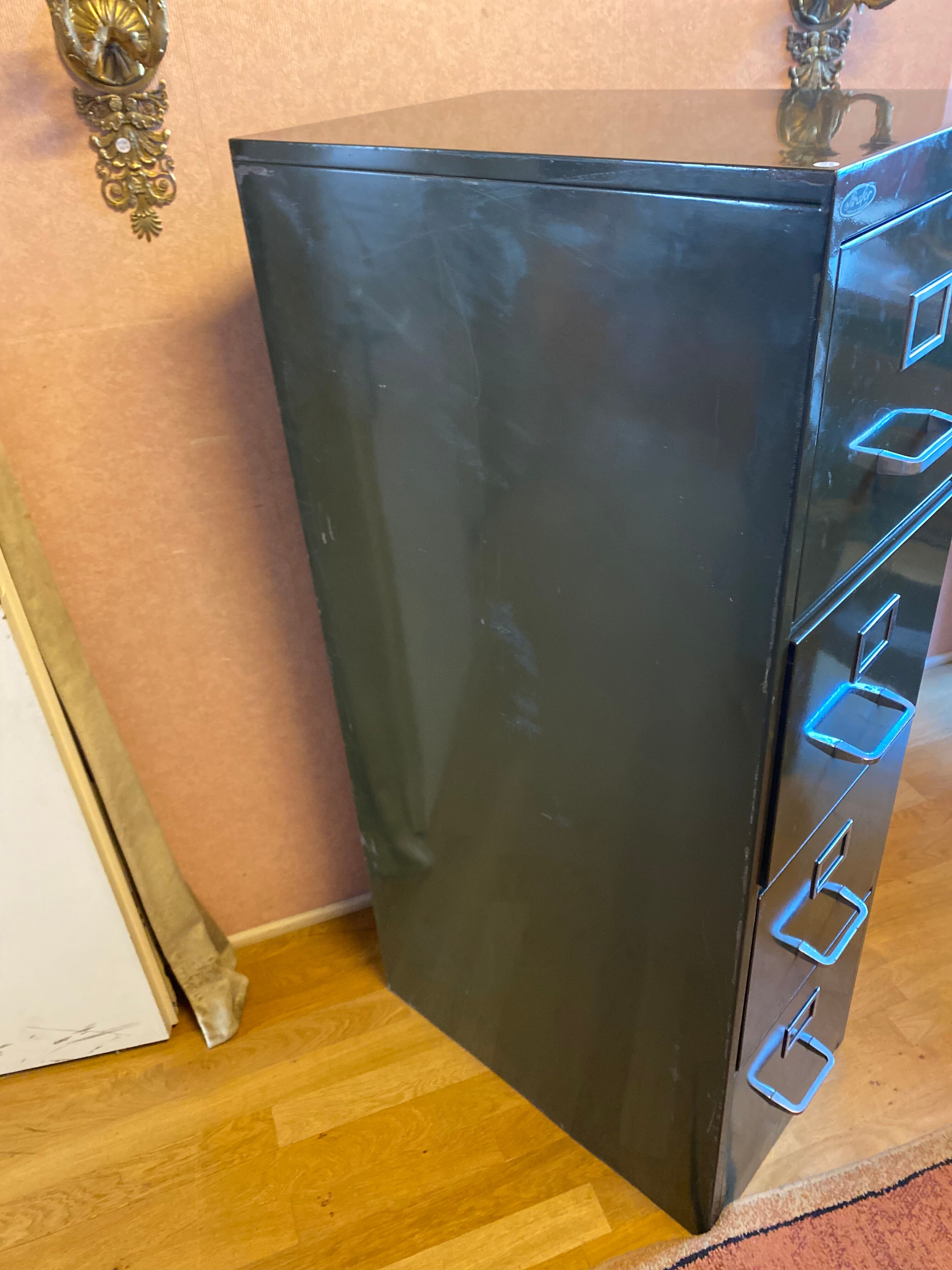 Strafor metal office binder.