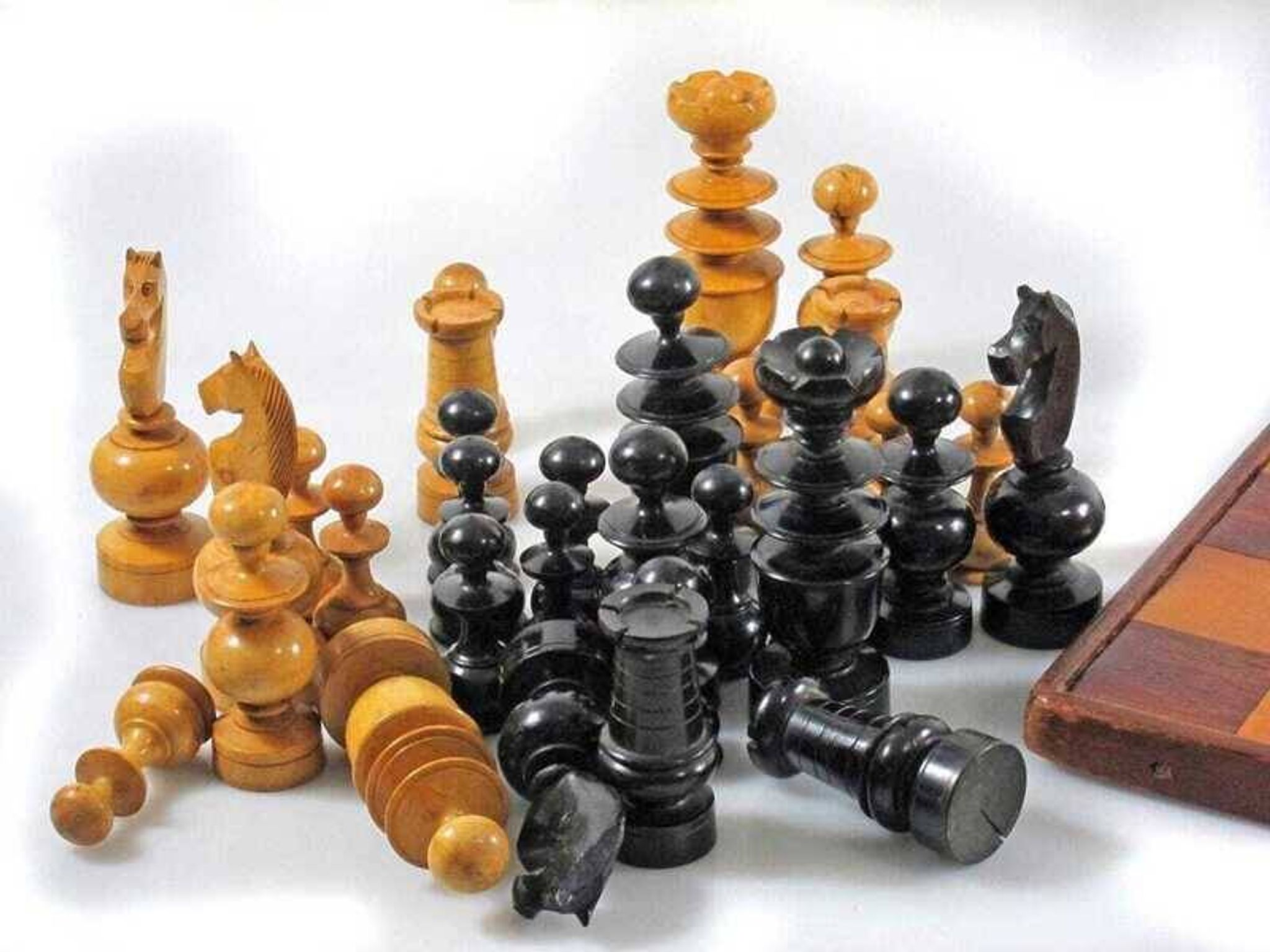 Ensemble d'échecs en bois ancien et plateau