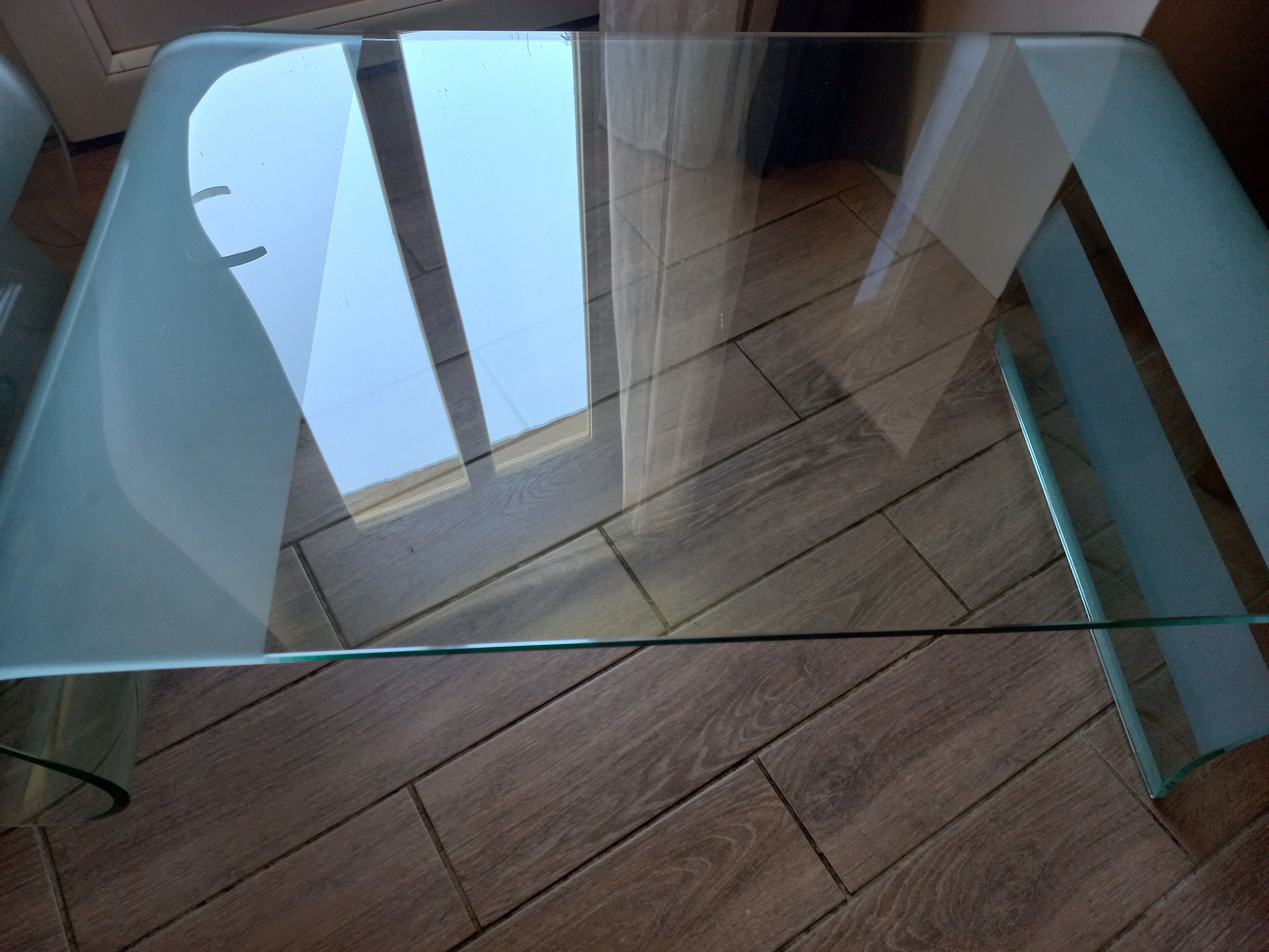 Table basse design en verre trempé et courbé avec porte-revues