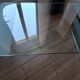 Table basse design en verre trempé et courbé avec porte-revues