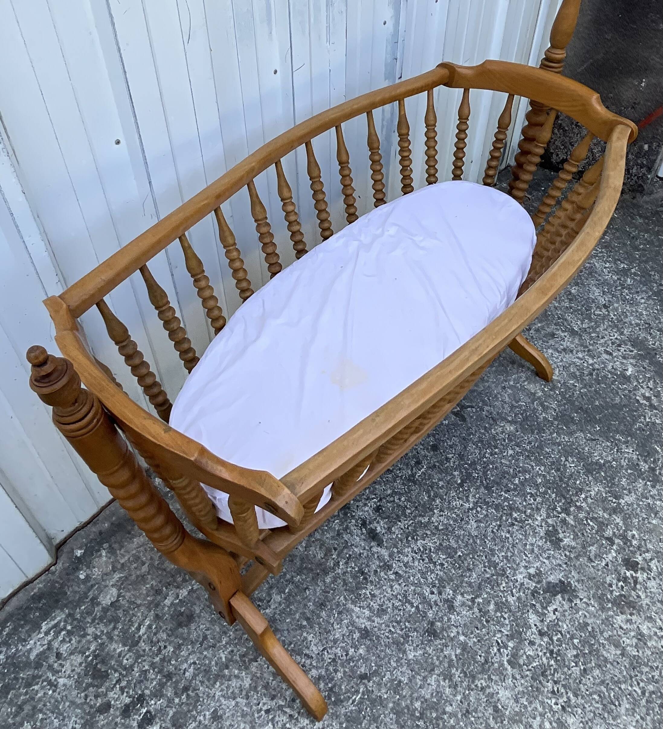 Antique cradle in solid beech – Early 20th century