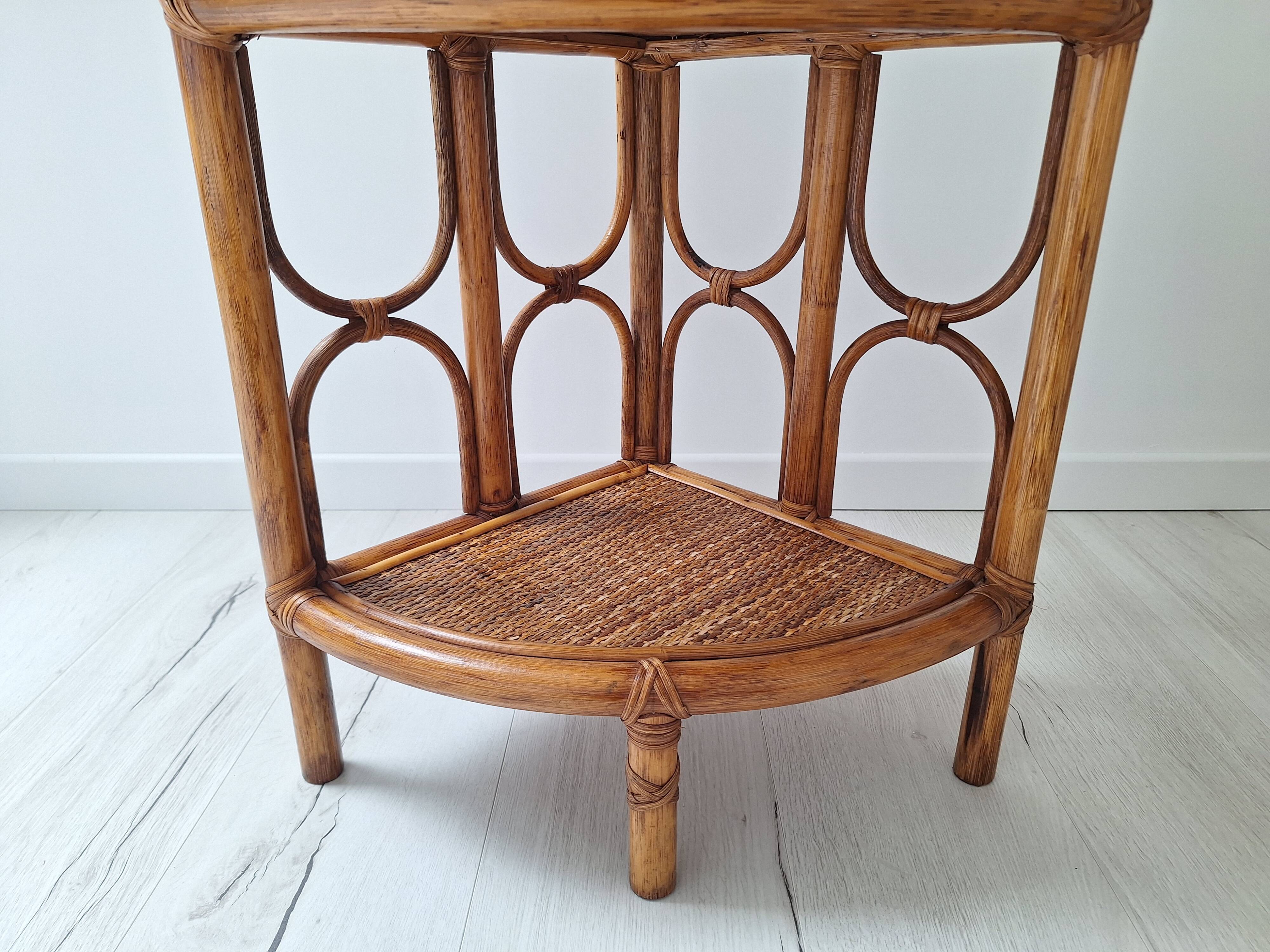 Etagère d'angle en rotin