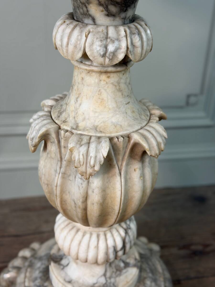 Socle en albâtre sculpté, Italie vers 1880