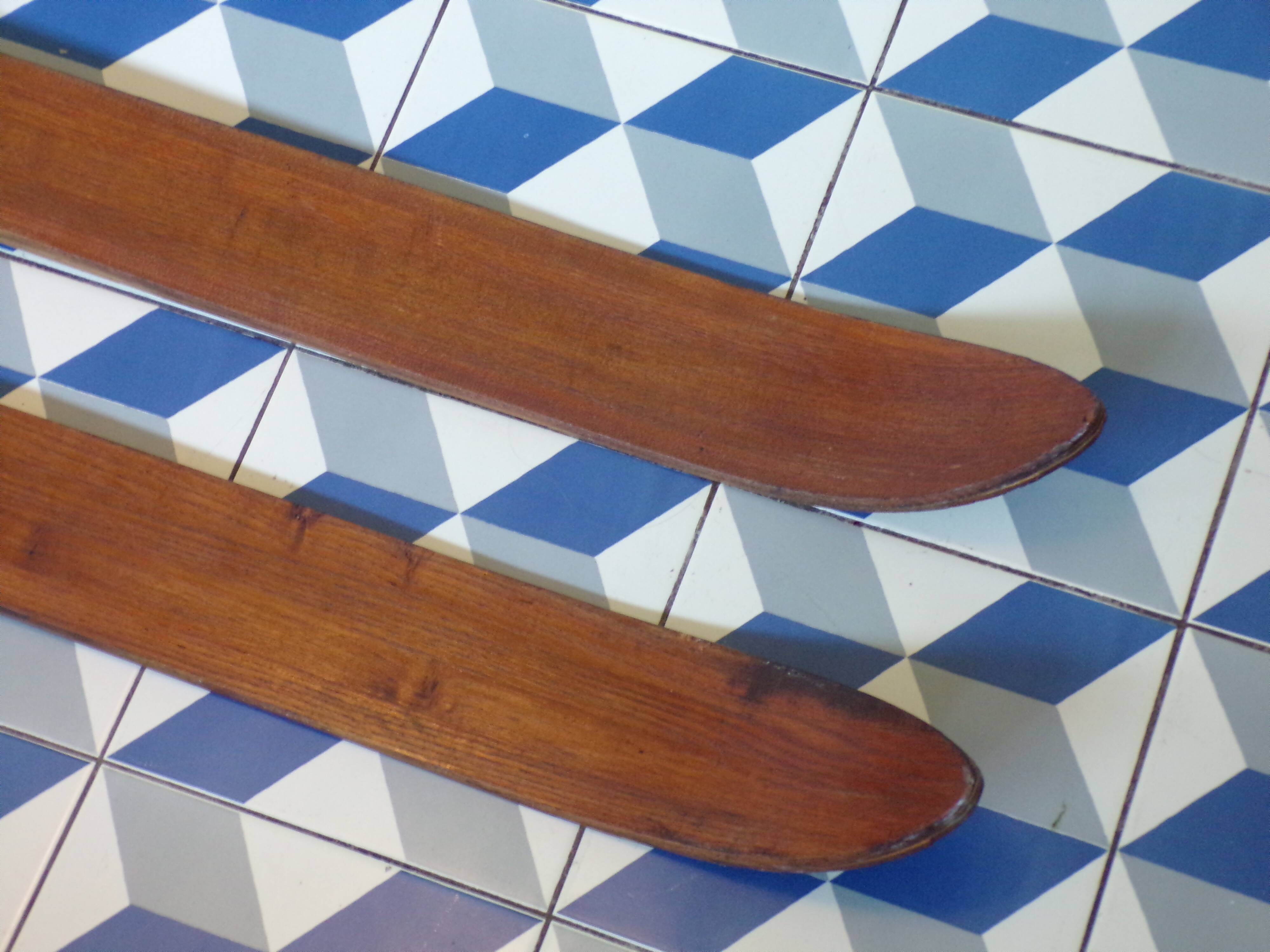Paire de skis vintage en bois