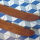 Paire de skis vintage en bois