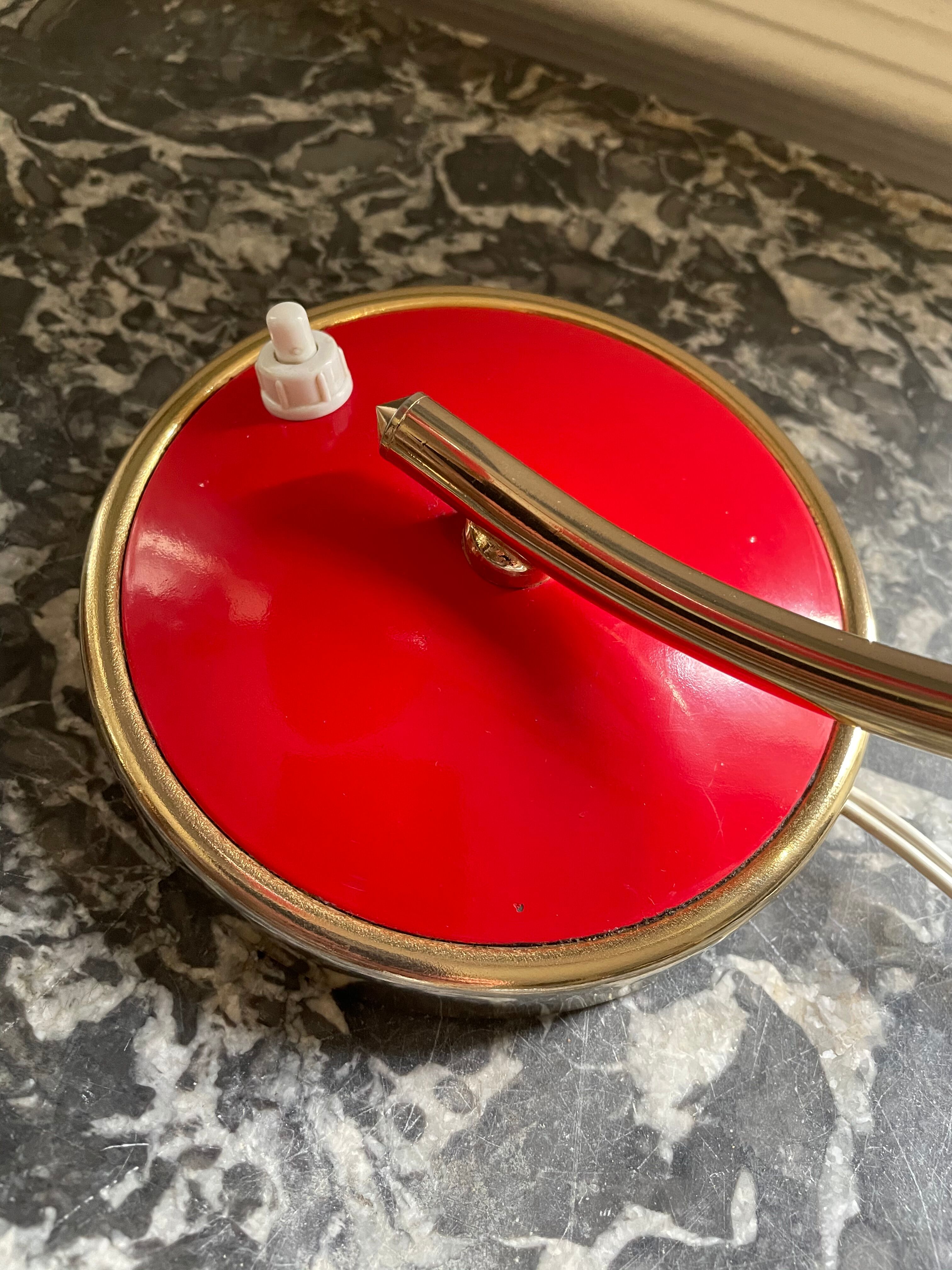 Lampe métal laquée rouge et doré 60’S